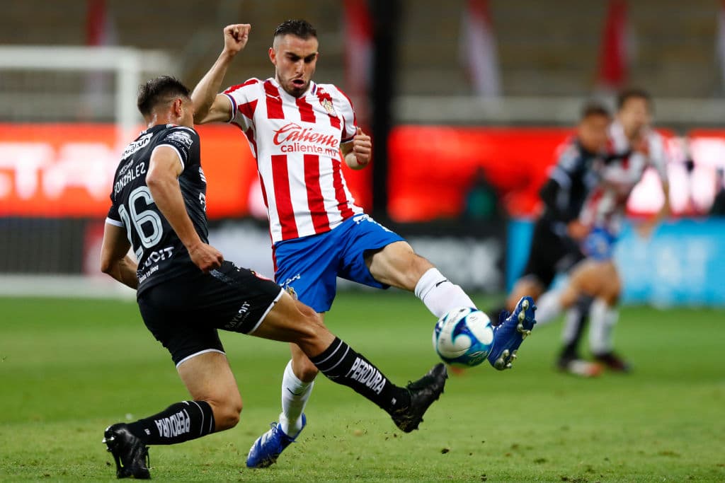 Ian González (39’) adelantó a los visitantes con un caño sobre Gudiño. Angulo (45+1’) emparejó los cartones tras recibir una asistencia de Brizuela. JJ Macías (53’) apareció para marcar autogol y regresarle la ventaja a los Rayos; volvió a aparecer al 90+4’ para redimirse y rescatar un punto en casa. Necaxa llegó a 5 unidades y Chivas se queda con 6.