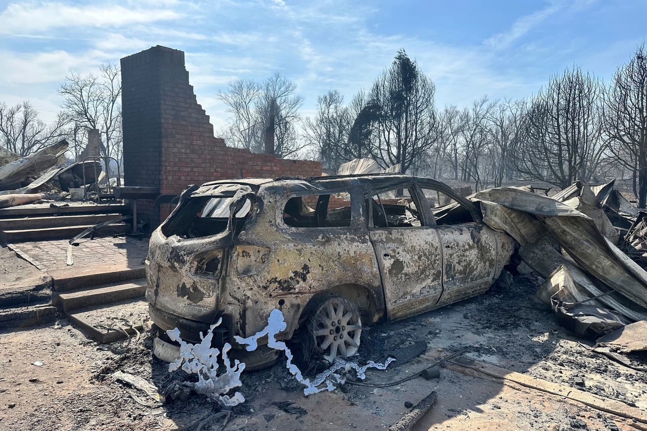 El incendio en Texas Panhandle creció muy rápido por los fuertes vientos del fin de semana pasado. Ha calcinado viviendas y autos, las familias afectadas pueden recibir ayuda del Estado, en este enlace te llevará a los apoyos que hay para los damnificados.