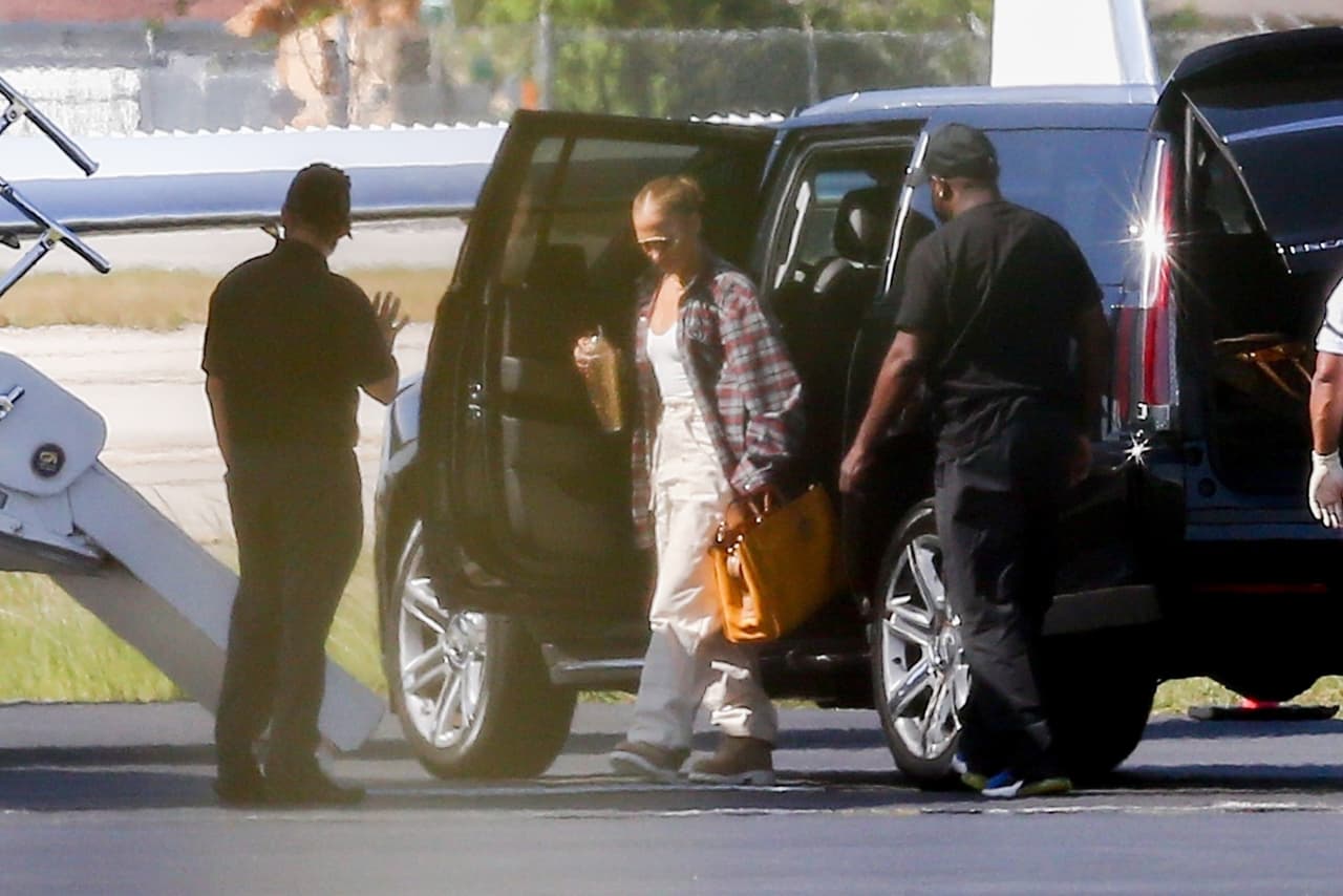 Las imágenes forman parte de un set que fue titulado: "JLo le dice 'adiós' a Miami y 'hola' a Los Ángeles.