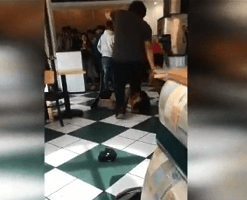 El ataque, captado en video, muestra a un grupo de 6 adolescentes, que golpea, patea e incluso, arroja una silla a la víctima de 16 años.