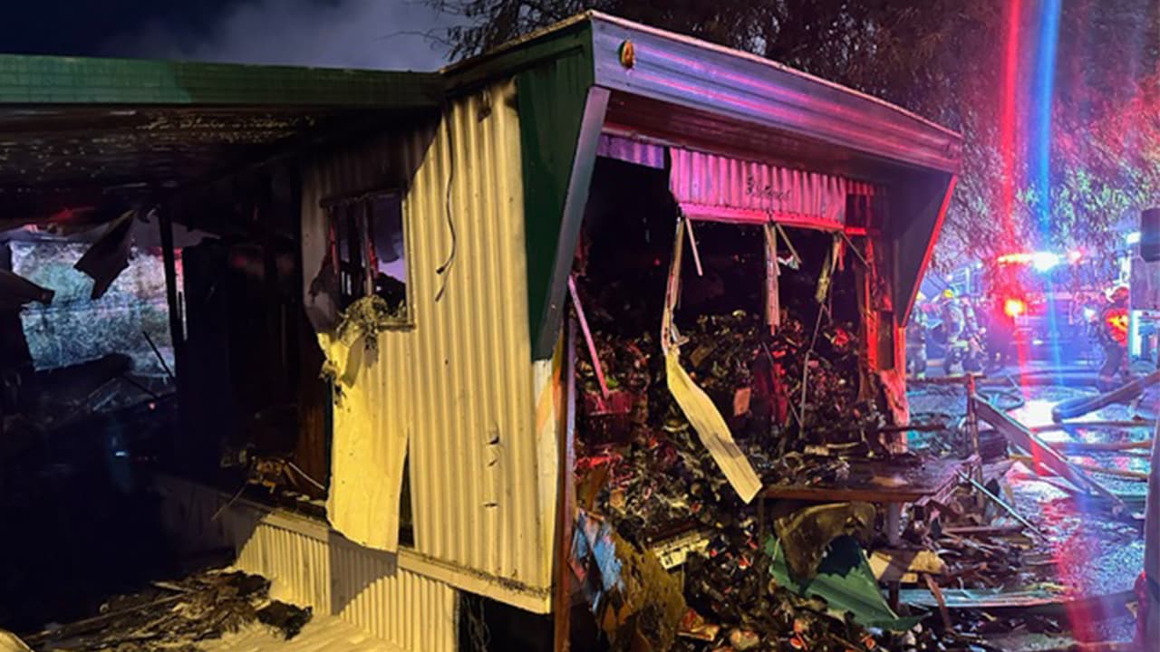 Rápidamente desplegaron mangueras para atacar las llamas y lograron extinguir el foco principal del incendio, de esta manera se evitó que se extendiera a las unidades cercanas.