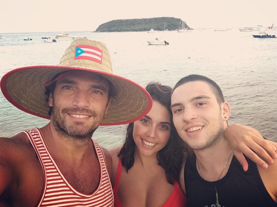 Pero esto no sólo pasa con Matías, también con sus hijos mayores, Nicolle y Julián, con quienes no tiene mucho parecido físico.