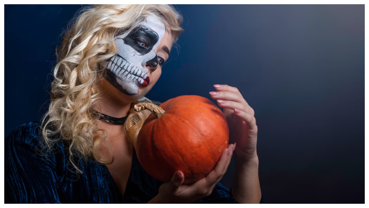 Los expertos en seguridad sugieren dejar a un lado los cuchillos de cocina afilados y usar solo las herramientas pequeñas para tallar calabazas...
<b>O simplemente no cavarlas, ni iluminarlas. </b>