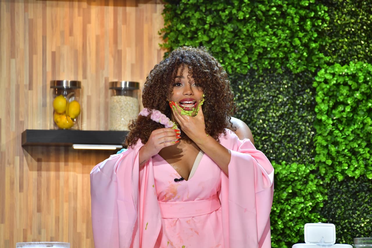 Clauvid Dály terminó con la cara y el cabello manchados, después de un segmento de cuidado de la piel, en el que tuvo que utilizar las manos de Migbelis Castellanos.