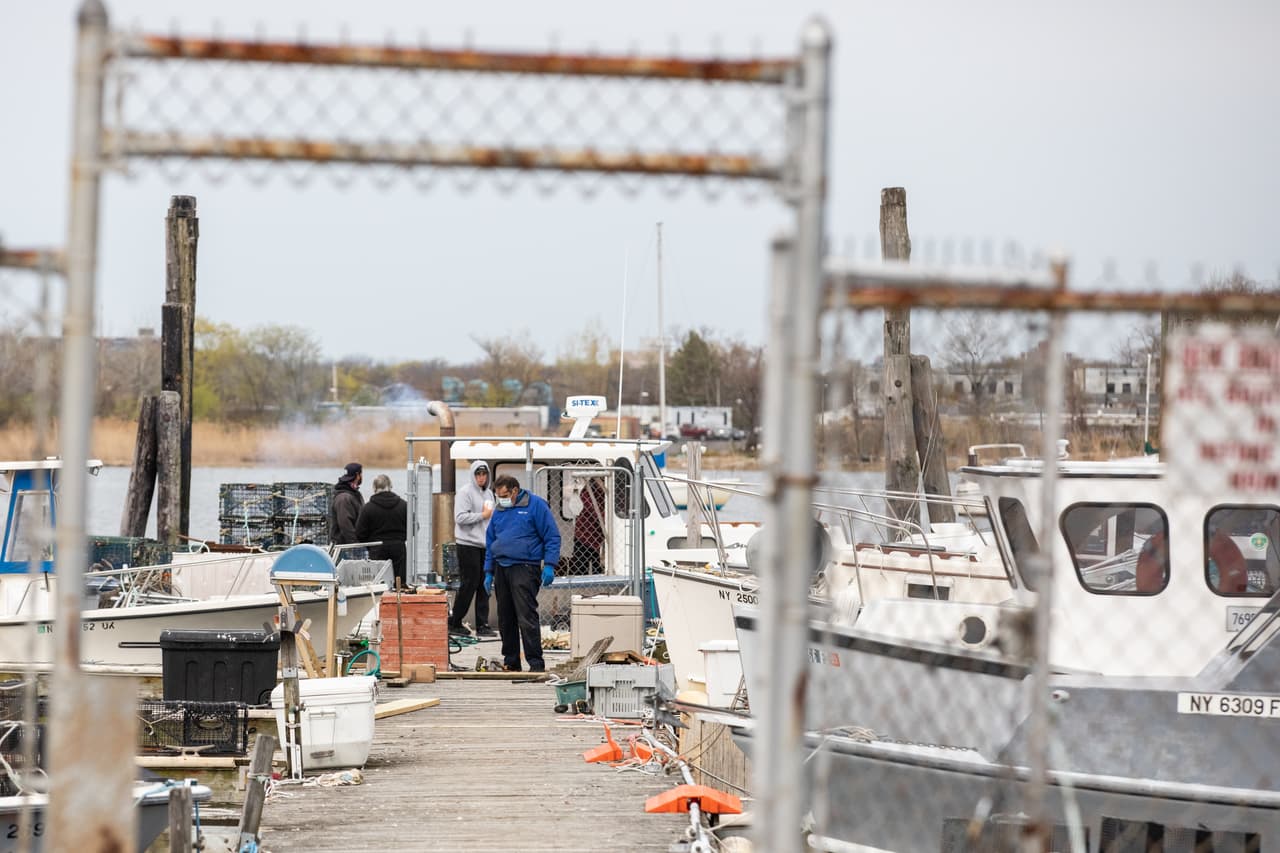 Un grupo de personas reunidas en una marina en El Bronx, Nueva York, cuando el gobernador Andrew Cuomo anunció que estos establecimientos podían abrir de forma limitada siempre que se sigan los protocolos de distanciamiento social y desinfección.
