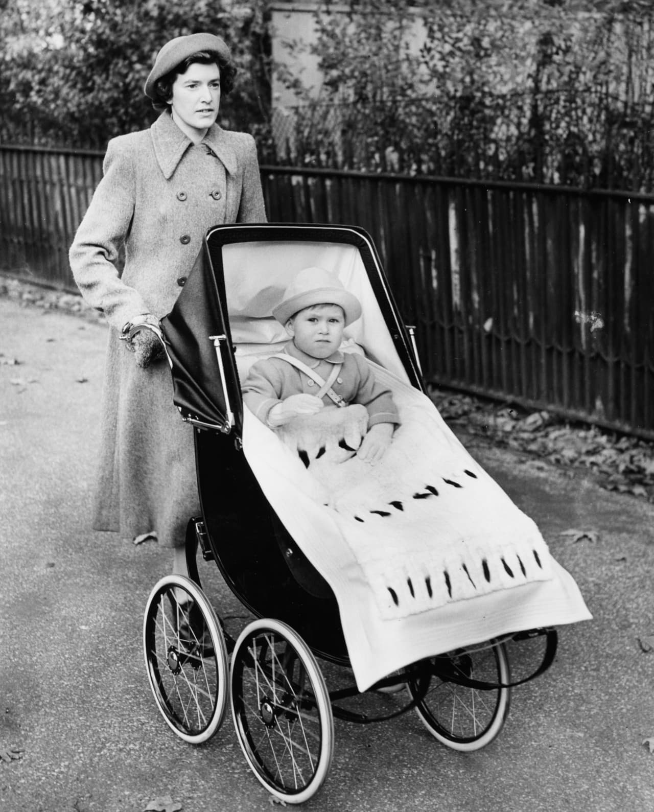 Luego esta marca, que tiene 122 años de historia, también fue la elegida por la reina Isabel II y su esposo, el príncipe Philip, para sus hijos, incluido el príncipe Carlos.