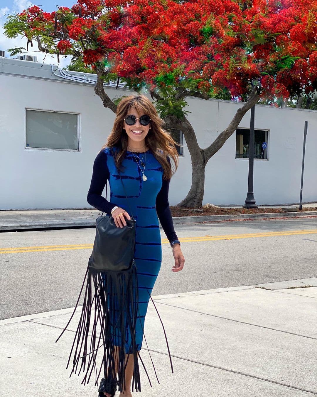 Los zapatos, bolsas y accesorios son su gran debilidad. Te invitamos a observar a detalle estas piezas con las que marca tendencia en las redes sociales. Este bolso negro de flecos es uno de sus favoritos.