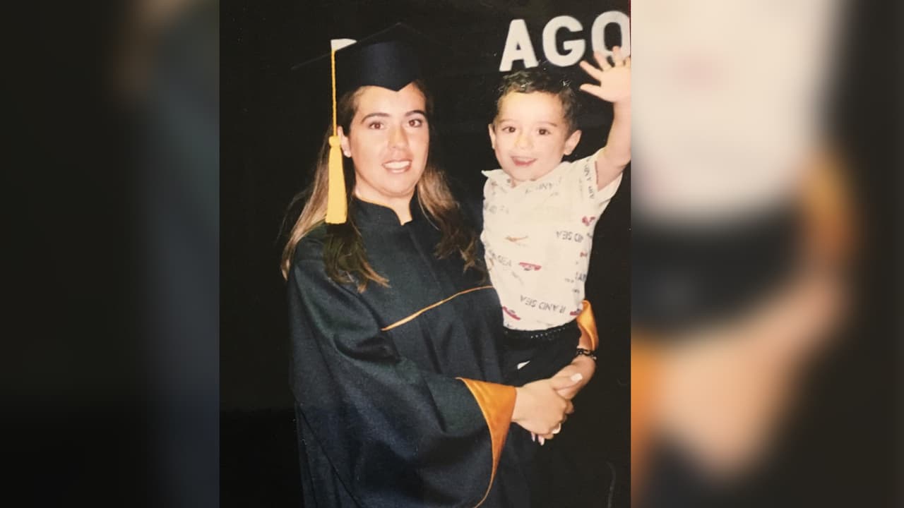 Araceli Ramírez recibió el título de Cirujano Dentista en 1999, el día de su graduación estuvo acompañada de su hijo Jorge Luis Guzmán, de 3 años.
<br>