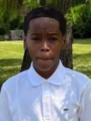 <h3 class="cms-H3-H3">Vernado Jones Jr. </h3>
<br>
<br>A sus 14 años, este joven
<b> <a href="https://www.fbi.gov/wanted/seeking-info/vernado-jones-jr" target="_blank">murió tras ser impactado por un disparo de arma de fuego</a></b> cuando unos desconocidos dispararon en una reunión de un vecindario de Chicago, Illinois. 
<br>
<br>Aquel 4 de julio de 2020 
<b>ocho personas recibieron los disparos y cuatro personas murieron</b>, incluido Jones Jr. y otros dos niños. 
<br>
<br>El FBI está ofreciendo 
<b>una recompensa de hasta 25,000 dólares</b> por información que conduzca a la identificación y arresto de las personas responsables de este homicidio y es posible que la cifra pueda aumentar. 
<br>
