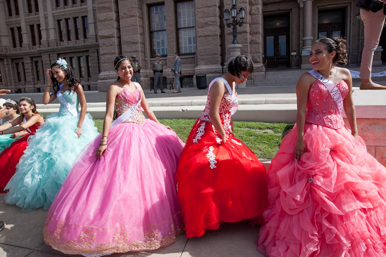 Quince jovencitas latinas, vestidas con coloridos trajes de quinceañera, se presentaron en la plazoleta del capitolio de Texas para mostrar su rechazo a la ley SB4.