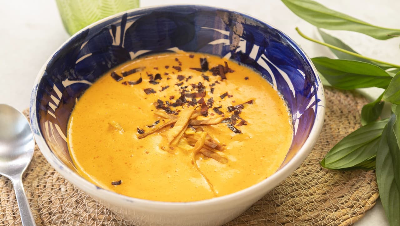 Sopa de chile guajillo y queso en 20 minutos