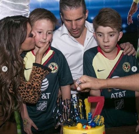 Incluso, algunos famosos aprovecharon la ocasión para felicitar al hijo de Galilea y Fernando por este medio, tal como fue el caso de Andrea Legarreta quien escribió: "¡Es lo máximo! ¡Dios te bendiga siempre, Mateo hermoso!".