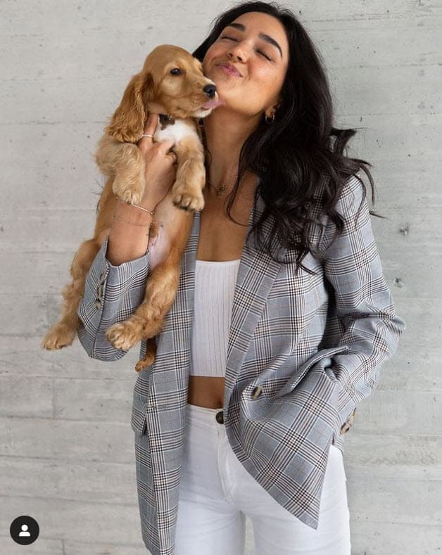 <b><a href="https://www.univision.com/famosos/la-hija-de-biby-gaytan-esta-cansada-y-como-loca-pero-muy-orgullosa-de-su-nuevo-hijo-video" target="_blank">Se trata de su perrito Bobby</a></b>, quien cumple una vuelta al sol a su lado y se ha convertido en su compañía lejos de su familia.
<br>