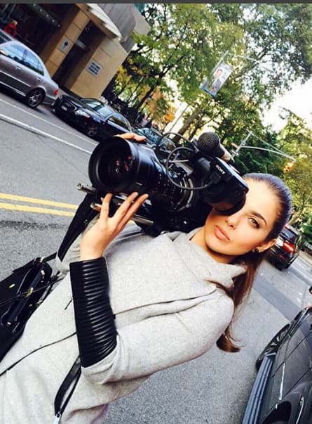 Y aunque también ha compartido fotos donde aparece seria,¡ella siempre se ve bonita!