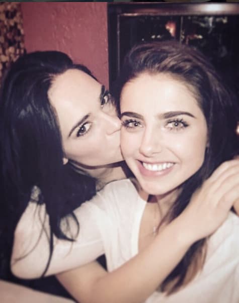 En sus cuentas oficiales de redes sociales siempre comparte con sus fans fotos con sus amigos, de sus viajes y de sus pasiones.