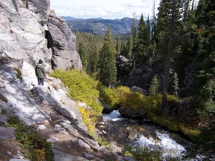 La cascada Kings Creek es muy popular entre fotógrafos y excursionistas, ya que esta hermosa caída de agua comienza como una pequeña corriente en la base del Parque Lassen, para luego transformarse en una potente cascada. Hay distintas rutas para escoger cómo llegar hasta la caída de agua, pero visitantes aseguran que todas proporcionan hermosos paisajes.