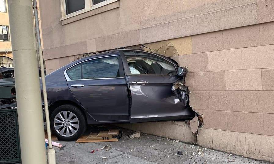 Rescatan a dos personas de automóvil que se incrustó en edificio de San Francisco

