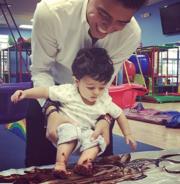 Orlando Segura es feliz aprendiendo tantas cosas de su pequeño Joshua.