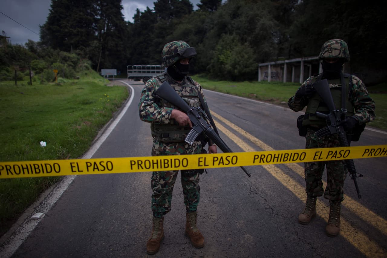 Fosa con más de cien cuerpos pone en duda actuación de funcionarios en Morelos, México