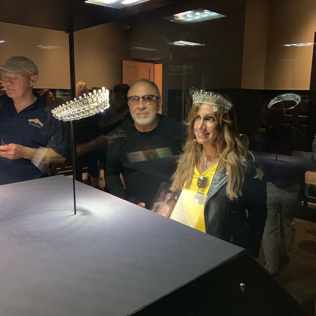 Tras probar un poco de lo que es la realeza británica, Lili Estefan no pudo dejar pasar la oportunidad de imaginarse en la corona.