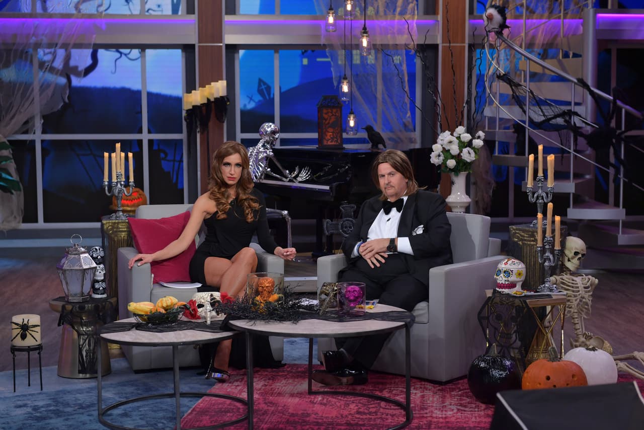 A pesar de los problemas matrimoniales que enfrentan los Jolie-Pitt, la pareja se dio el tiempo de conducir el mejor show de farándula de la televisión hispana.