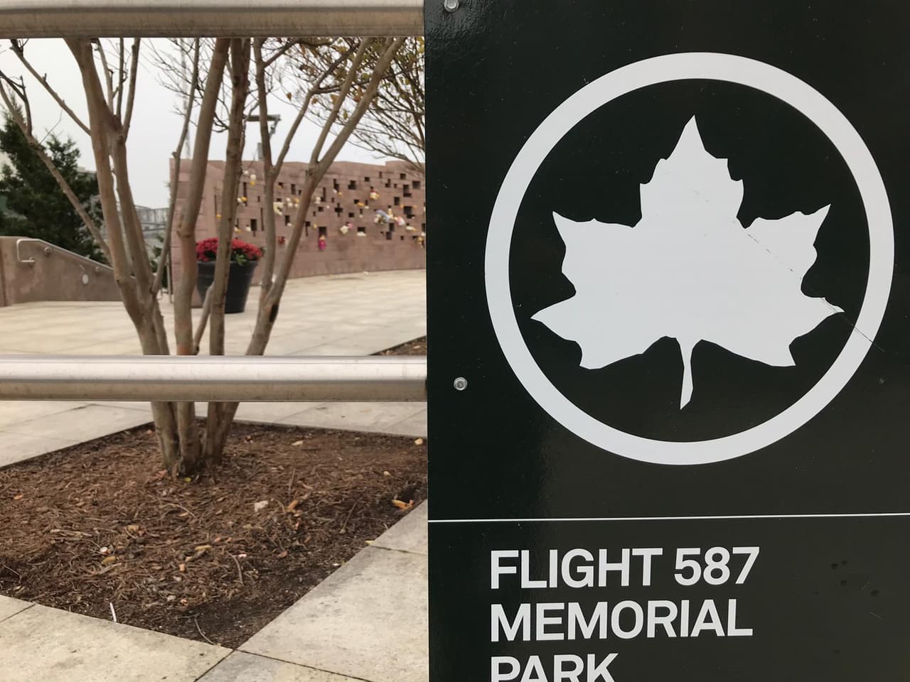 Una iglesia católica en el barrio de Belle Harbor acababa de celebrar la última misa de funeral para 12 personas que murieron el 11 de septiembre, entre ellas seis bomberos.