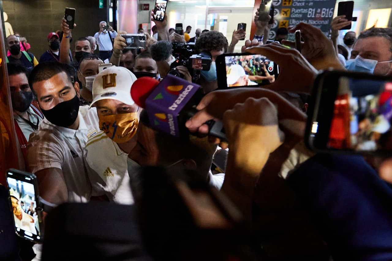 Multitudes de aficionados de Tigres acuideron al Aeropuerto Internacional de Monterrey a recibir al nuevo fichaje estrella del club.