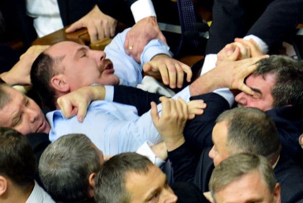 Uno de los parlamentarios tuvo que ser atendido en un hospital por una importante hemorragia en la cabeza, informaron las agencias rusas.