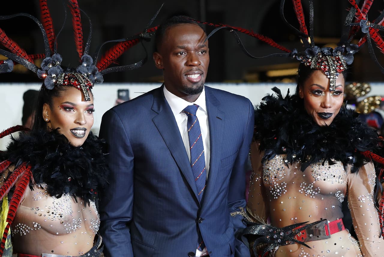 Muy formalito con su traje azul.