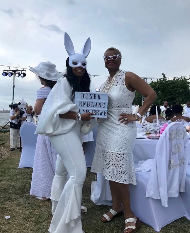 Los jardines con vista al malecón del Hotel Nacional de La Habana recibieron por primera vez, a los más de 500 invitados, quienes degustaron un exclusivo menú acompañado de champaña.