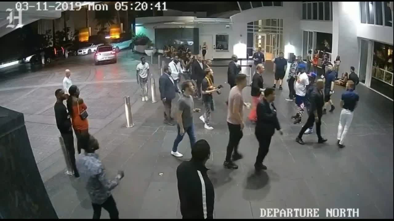 El video del momento cuando el famoso luchador Conor McGregor destroza el celular de un fanático en Miami Beach