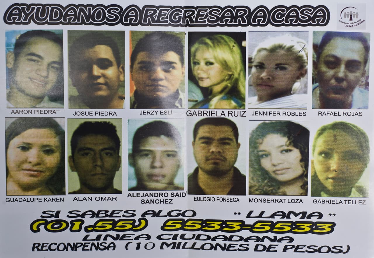 Una manta con los rostros de 12 de los jóvenes.