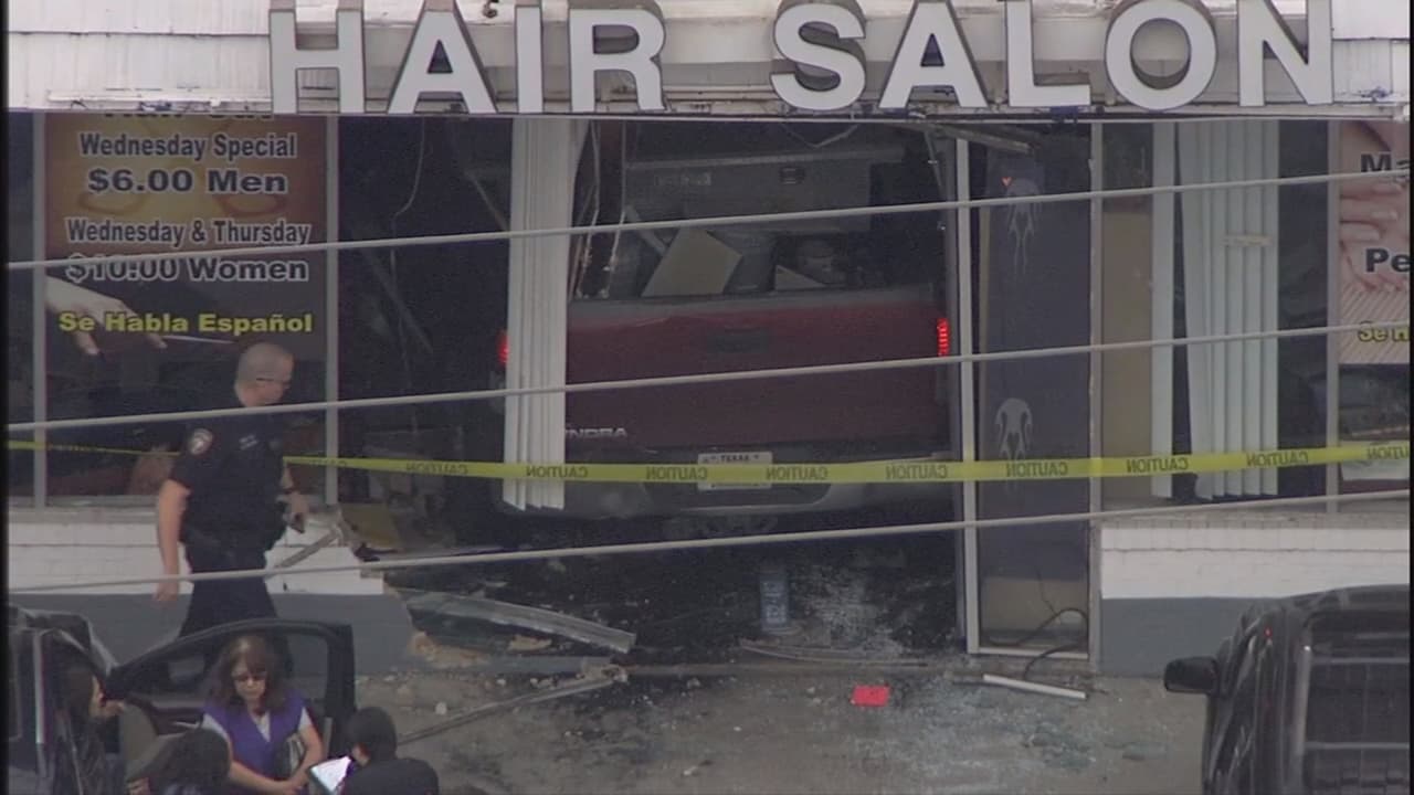 Sufre emergencia médica y estrella camioneta contra salón de belleza al noroeste de Houston