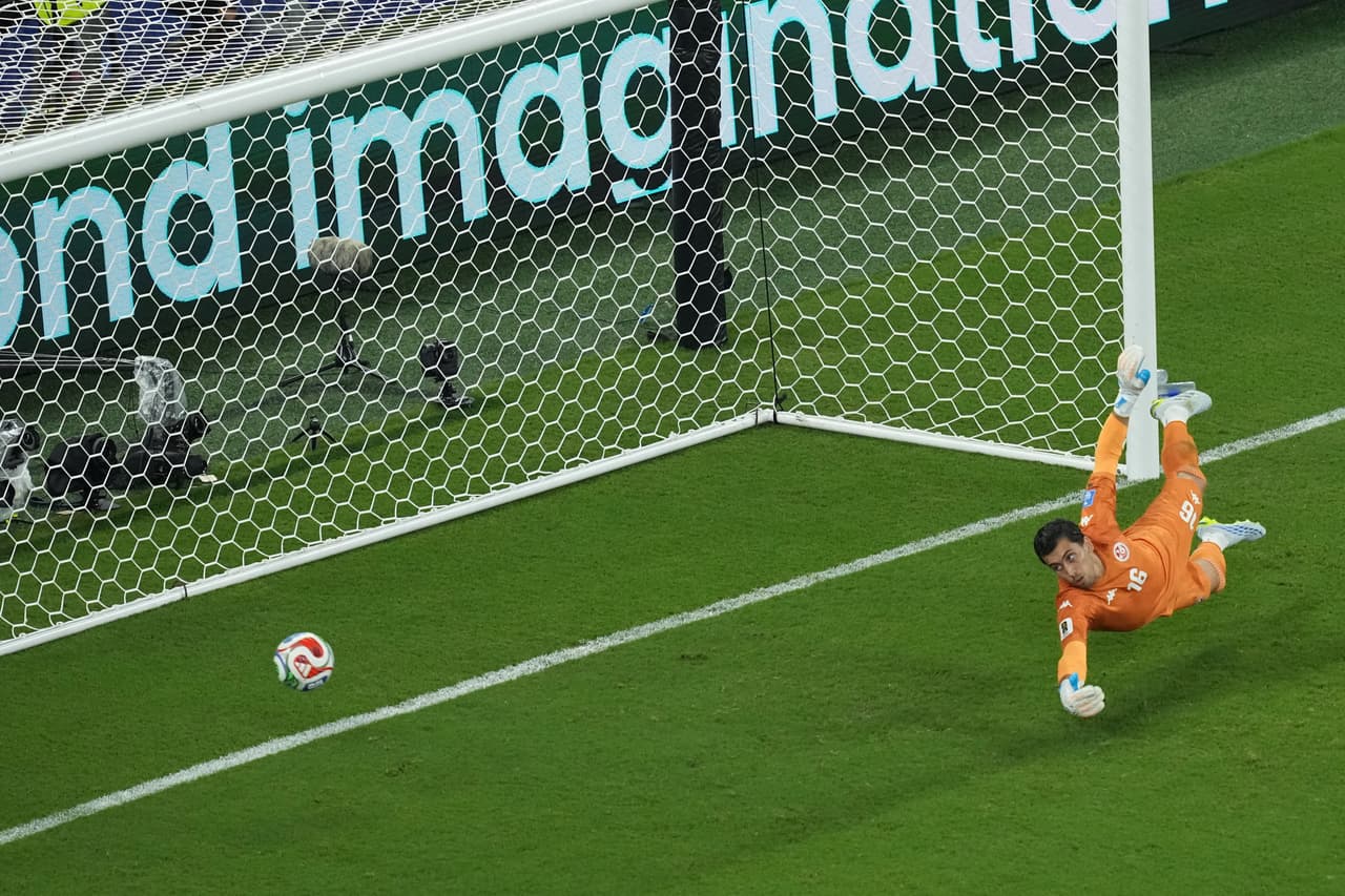 El portero tunecino Aymen Dahmen no logra evitar que Ayase Ueda, de Japón, anote el segundo gol de su equipo durante un partido de fútbol del Grupo F de la Copa Mundial en Guadalupe, cerca de Monterrey, México, el sábado 20 de junio de 2026.