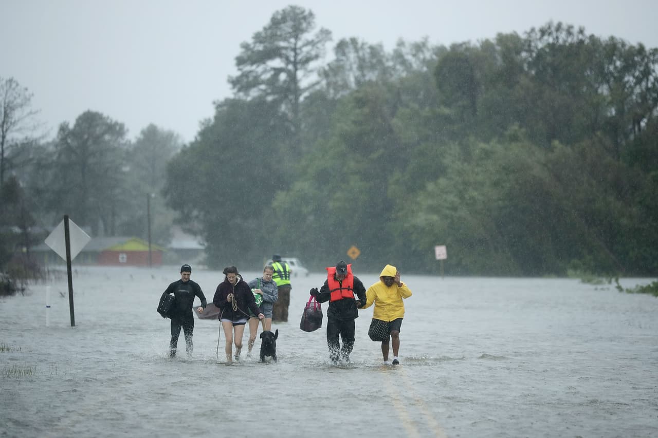 Rescatistas voluntarios trasladan a terrenos altos a varios residentes de James City, Carolina del Norte, a los que se les inundó sus hogares. Florence tocó tierra como huracán categoría 1 cerca de Wrightsville Beach, hacia las 7:15 am.