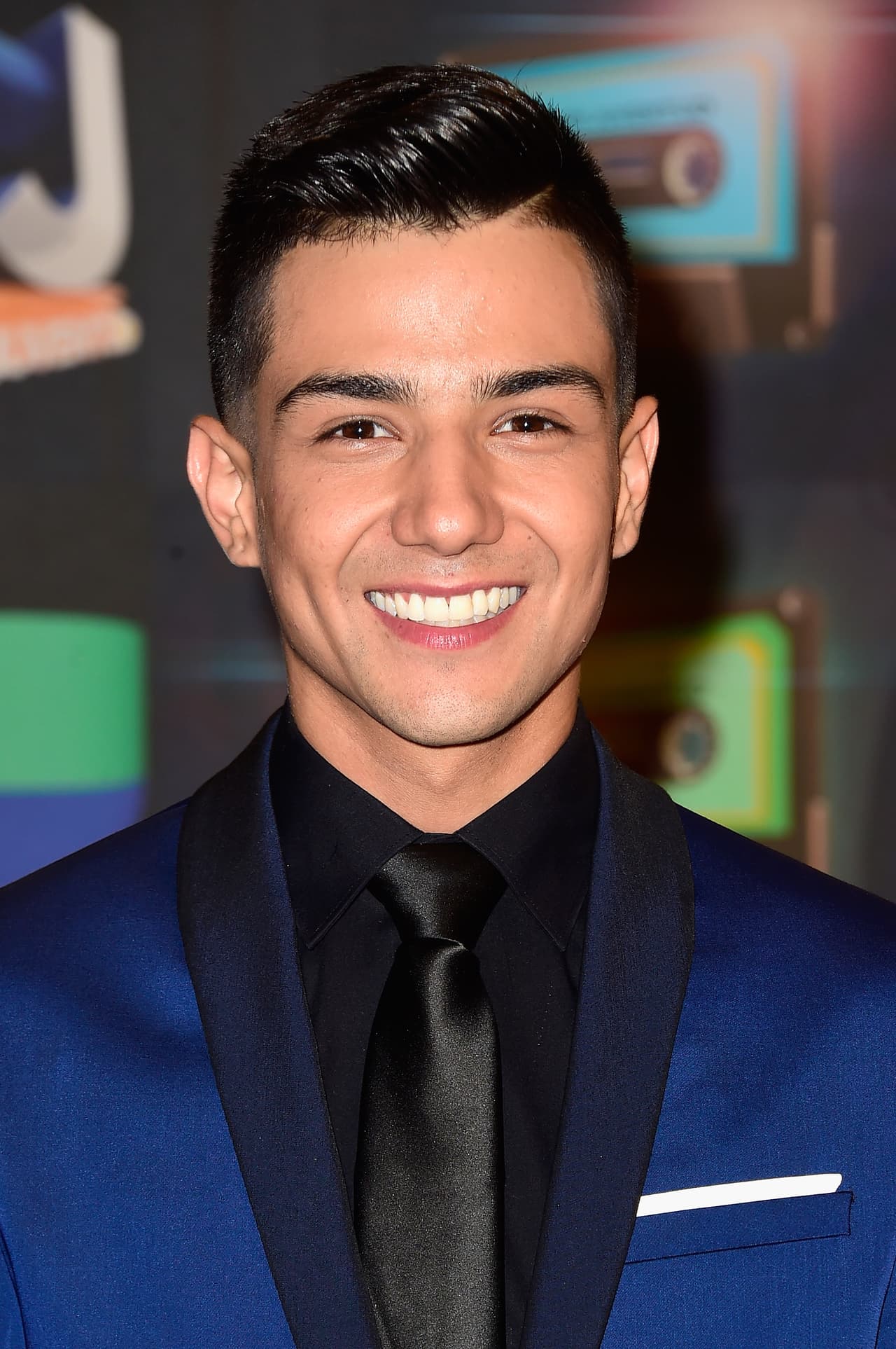 Luis Coronel es una bomba en redes sociales, ¿ya eres parte de su seguidores?