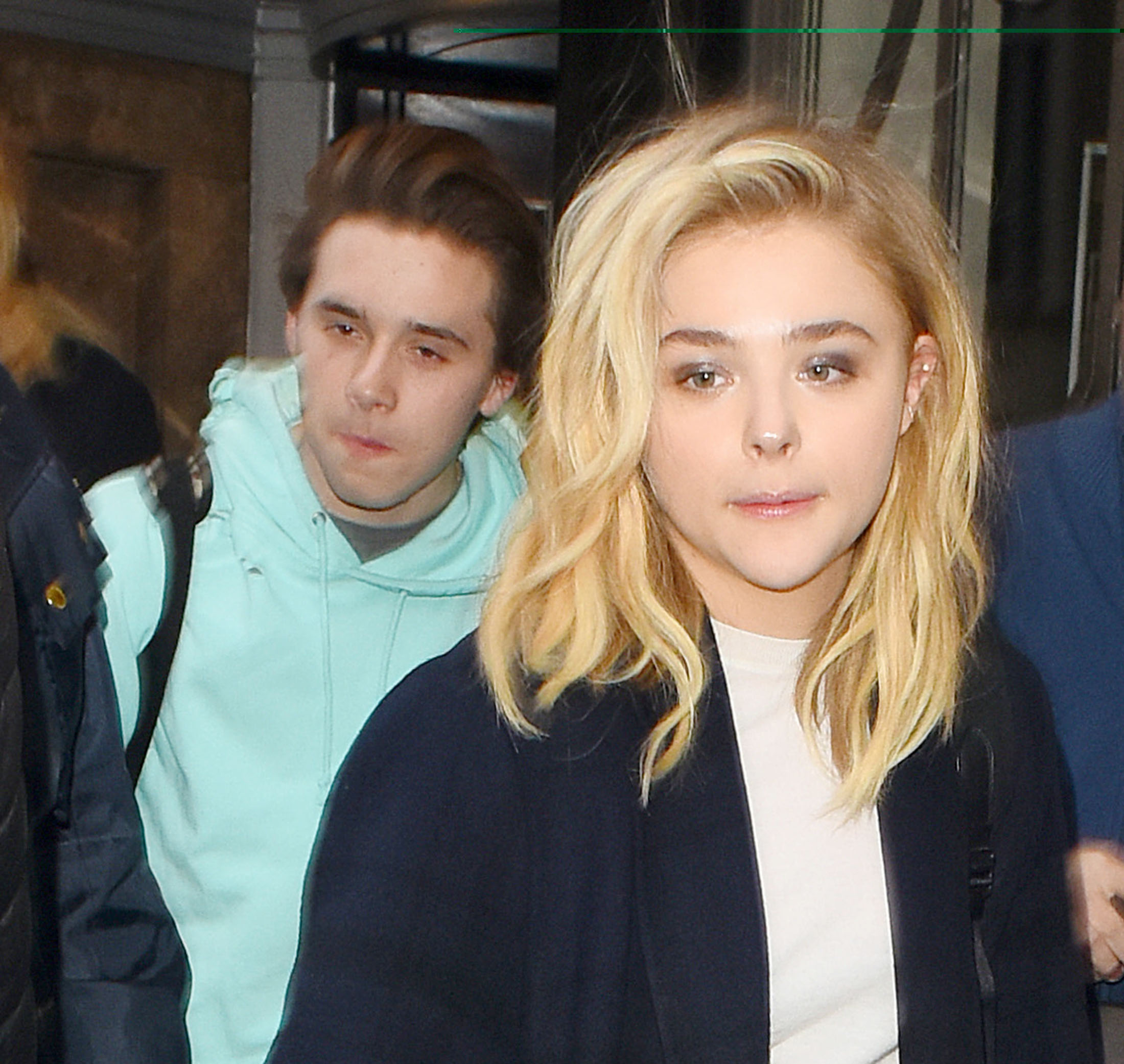 Brooklyn Beckham y Chloe Grace Moretz disfrutan su romance.