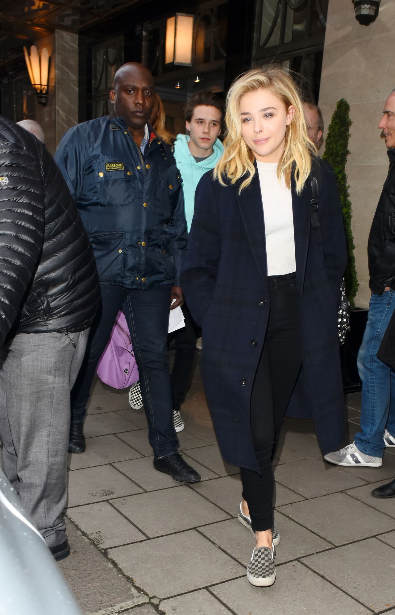 Salieron de una tienda y la actriz de 'Carrie' y decenas más iba delante.