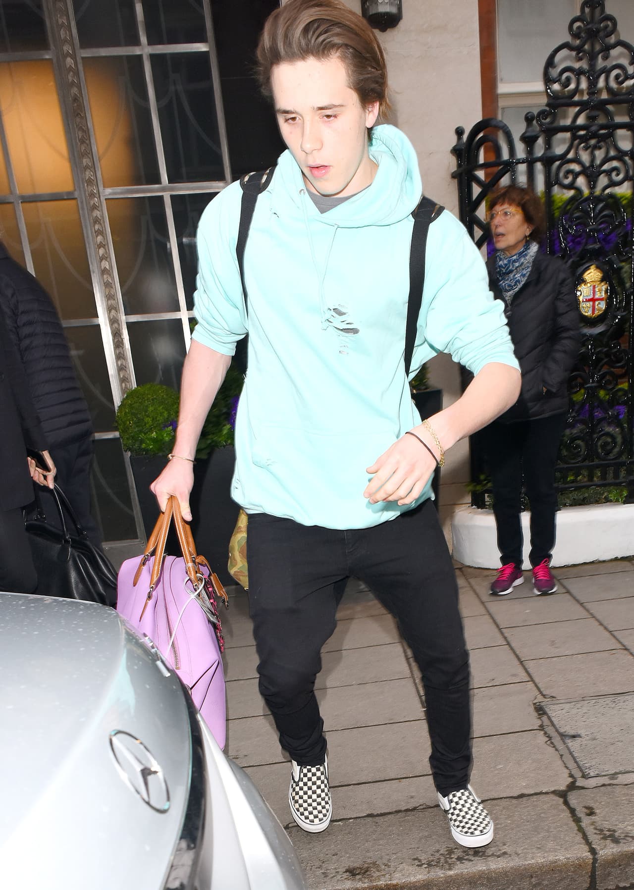 El joven Beckham ayudó a su amada a que no cargara nada, y fue a guardar las cosas a la cajuela.