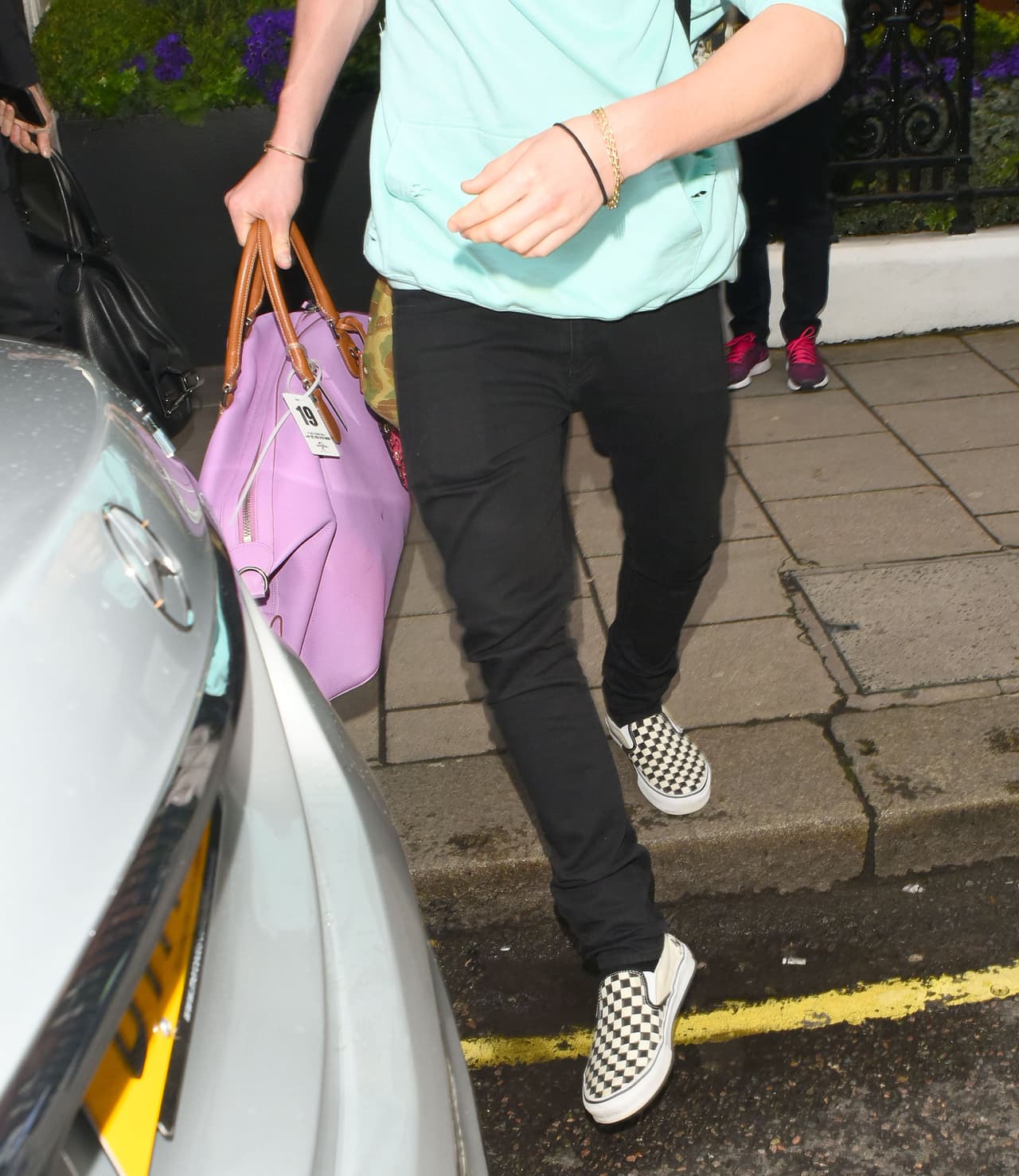 Y curiosamente, notamos que su bolsa, ¡la llevaba él!