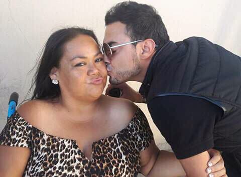 Y a pesar de sus problemas de salud, Marytoña ha podido ir a los eventos de El Recodo en silla de ruedas y así la reciben siempre todos los músicos.