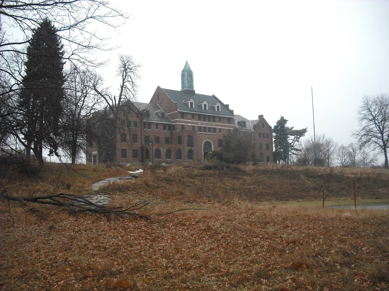 <b>Silence of the Lambs (The Western Center)</b>. Gran parte de la película de terror clásica de 1991 se filmó en Pittsburgh y sus alrededores. El exterior del Western Center, que estuvo ubicado en Canonsburg, sirvió como escenario para el Hospital Estatal de Baltimore para Criminales Dementes. La estructura ya no existe.
<br>
<br>
<b><a href="https://goo.gl/maps/u8hDksfhLYEhoEod9">Cómo llegar a Canonsburg</a></b>