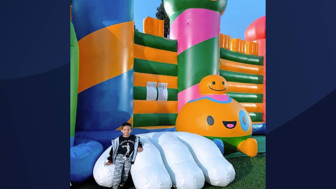 El parque inflable de ‘FunBox’ está ubicado en el estacionamiento de
<a href="https://goo.gl/maps/RsLVDiTfNj4CdZAc7" target="_blank">Chandler Fashion Cente</a>r . El parque está abierto solo tres días a la semana; viernes, sábado y domingo.