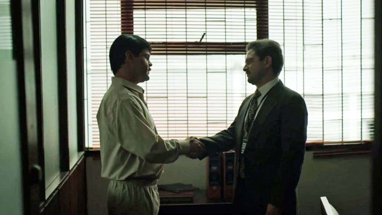 Then, a high-level official arrives to Puente Grande, who was sent to help 'El Chapo'. "I'll tell you how I'm going to get out of here," 'El Chapo' says.