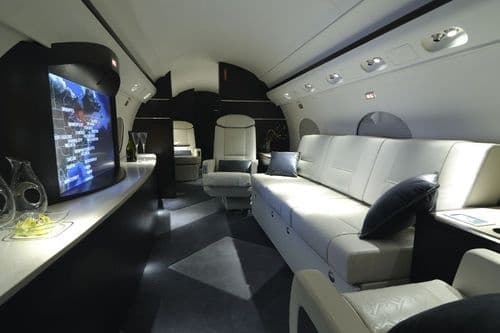 Según reportes, este avión le costó a Perry 65 millones de dólares, para luego invertir en él otros 55 en numerosas modificaciones, con minuciosos detalles de personalización que lo asemejan a un auto de lujo construído por encargo.