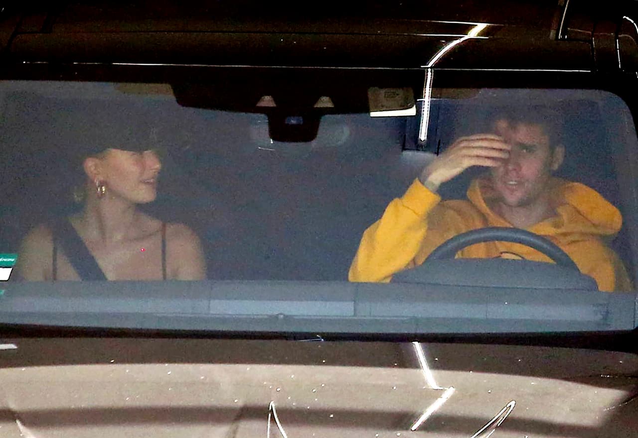 Bieber, de 25 años, parecía contrariado, pero la actitud de Hailey Baldwin era de serenidad.