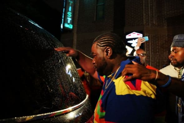 Familiares despidieron a Eric Garner, el hombre que murió bajo custodia de la policía en Staten Island. La agencia municipal que investiga las acusaciones de abusos por parte de la Policía anunció que está estudiando miles de quejas que ha recibido en los últimos años por el uso de técnicas de asfixia para la inmovilización de sospechosos.