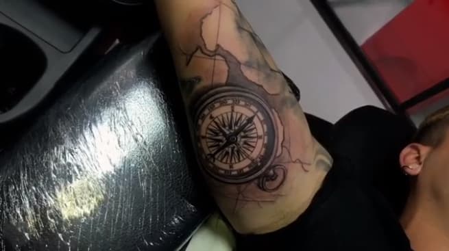 En un mensaje explicó el significado: "La INTUICIÓN es nuestra brújula. Siempre escucha lo que te dice tu intuición porque esa es la manera en que Dios se comunica con nosotros. Tattoo by @sebastiancarvajal11".
<br>