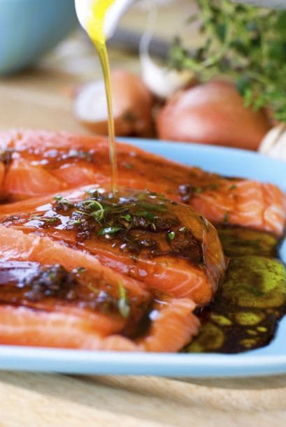 Estilo ‘sashimi’: prueba esta receta fácil de salmón marinado. Combina jugo de lima, pasta de chipotle, unas cucharadas de aceite de ajonjolí y un ‘shot’ de tequila.