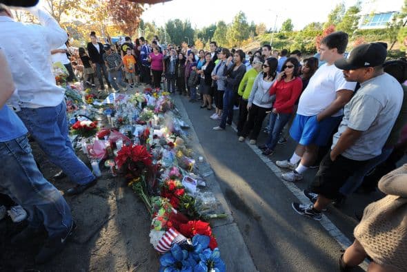 En el lugar del accidente, cientos de seguidores del actor le rindieron tributo y a pesar de estar en plena vía pública.